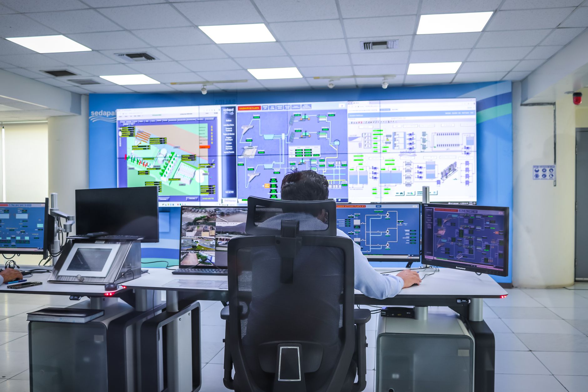 DIPVTEL network operations center monitoring live call traffic